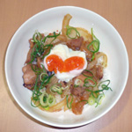 グリルチキンの温玉丼